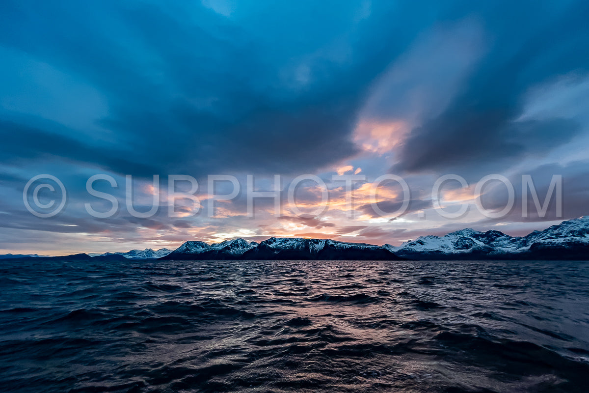 Photo de vue sur le fjord de Kvænangen depuis le village de Seglvik au crépuscule