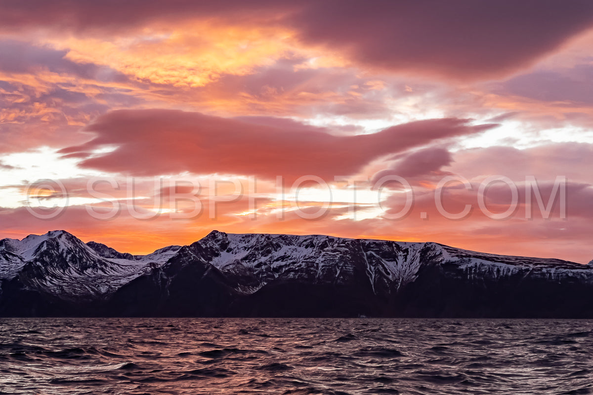 Photo de vue sur le fjord de Kvænangen depuis le village de Seglvik au crépuscule
