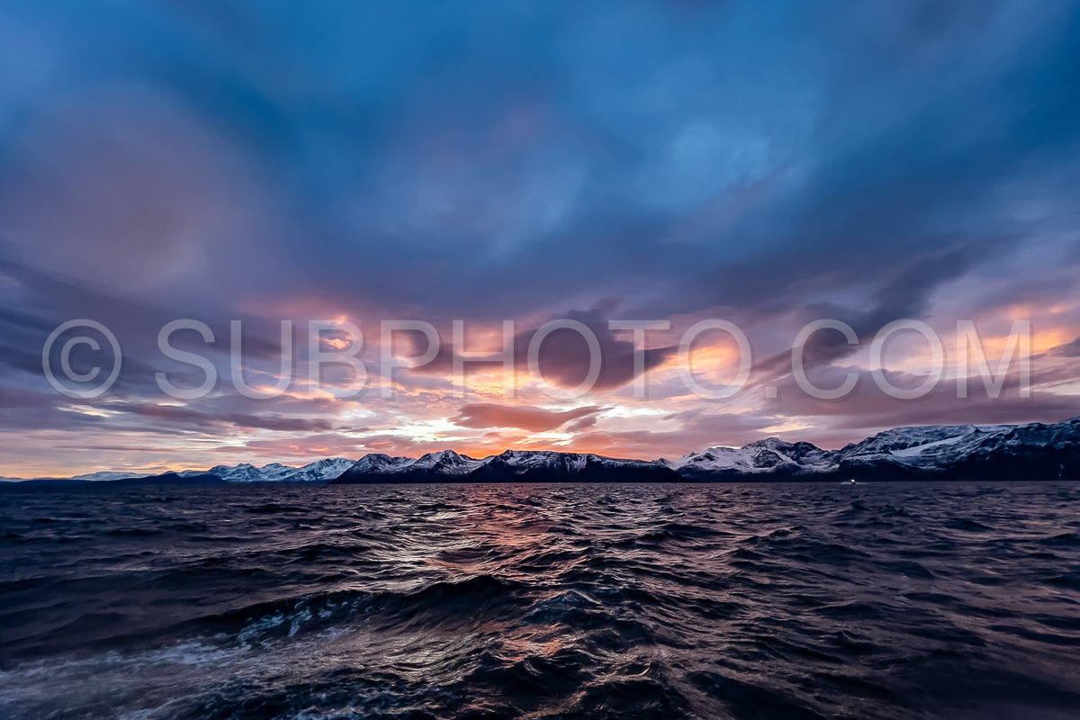 Photo de vue sur le fjord de Kvænangen depuis le village de Seglvik au crépuscule