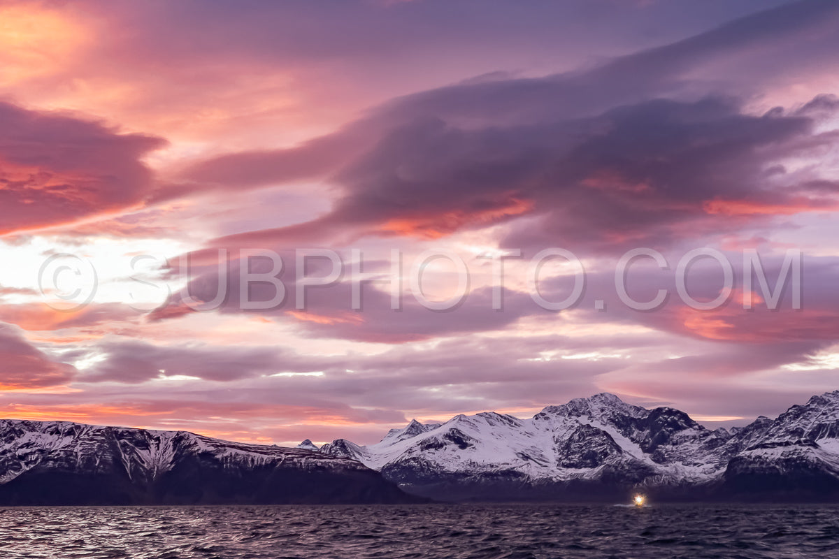 Photo de vue sur le fjord de Kvænangen depuis le village de Seglvik au crépuscule