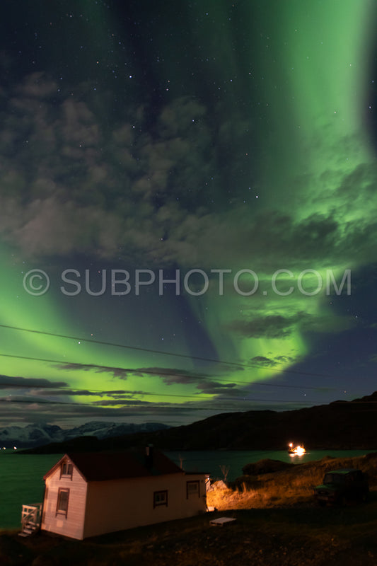 Photo de Aurores boréales au-dessus de Seglvik- Troms- Norvège avec étoiles