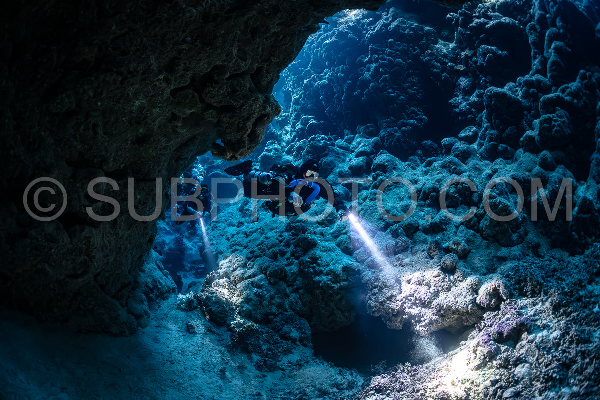 Photo de Plongeur Tek avec un recycleur visitant la grotte de Zabargad dans la Mer Rouge en Egypte