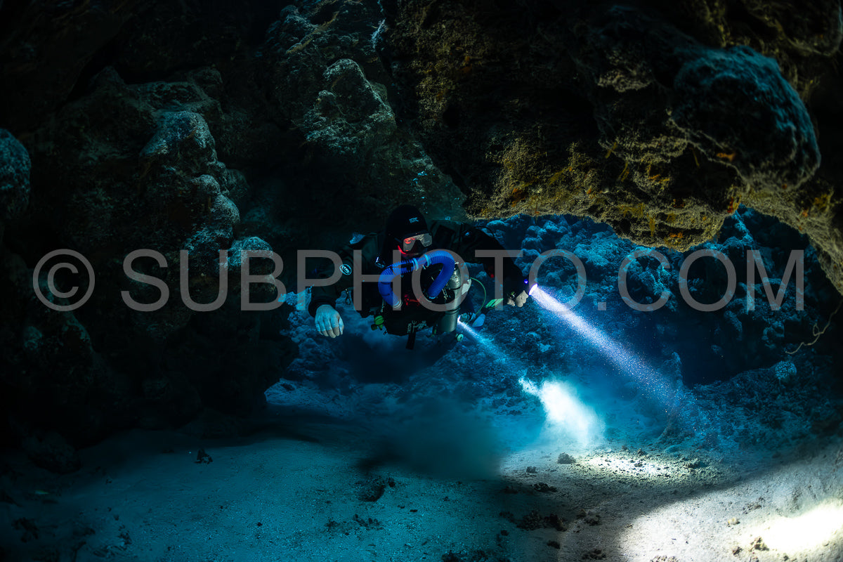 Photo de Plongeur Tek avec un recycleur visitant la grotte de Zabargad dans la Mer Rouge en Egypte
