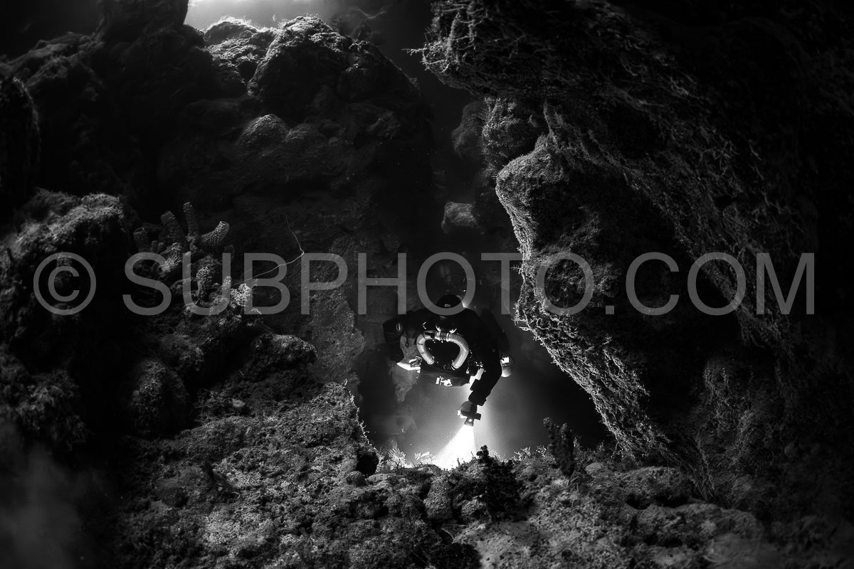 Photo de Plongeur Tek avec un recycleur visitant la grotte de Zabargad dans la Mer Rouge en Egypte