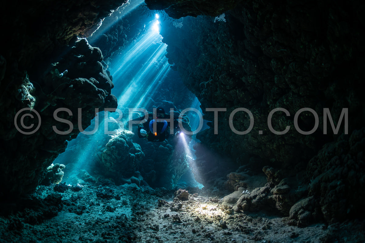 Photo de Plongeur Tek avec un recycleur visitant la grotte de Gota Jeny Mer Rouge Egypte