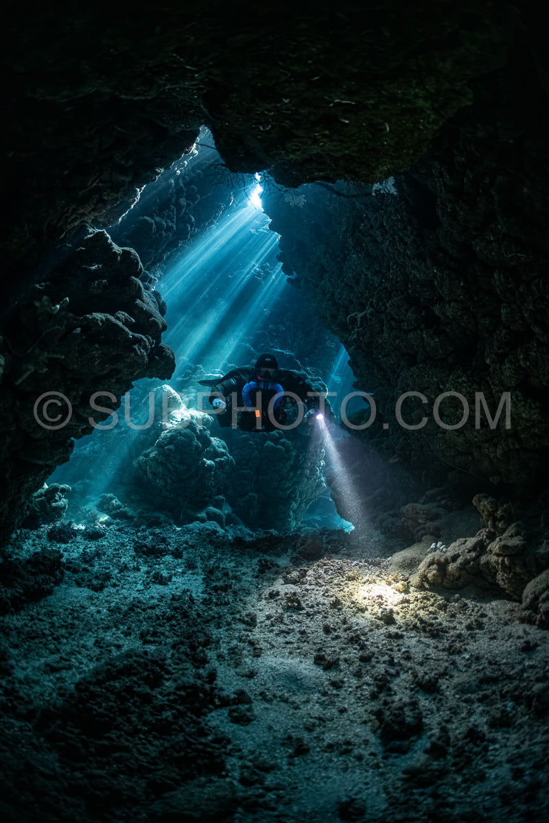 Photo de Plongeur Tek avec un recycleur visitant la grotte de Gota Jeny Mer Rouge Egypte
