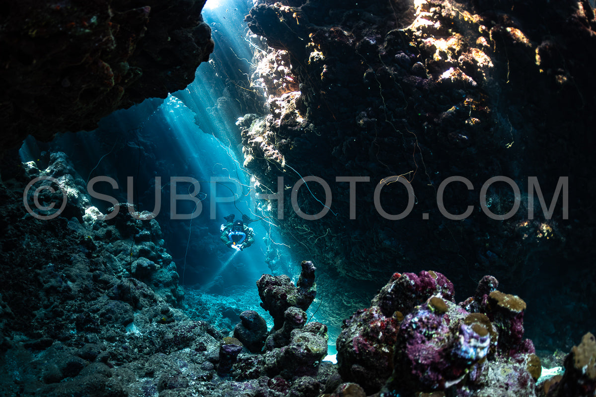 Photo de Plongeur Tek avec un recycleur visitant la grotte de Gota Jeny Mer Rouge Egypte