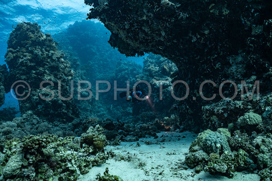 Photo de Plongeur Tek utilisant un recycleur découvrant la majesté des structures coralliennes en Mer Rouge