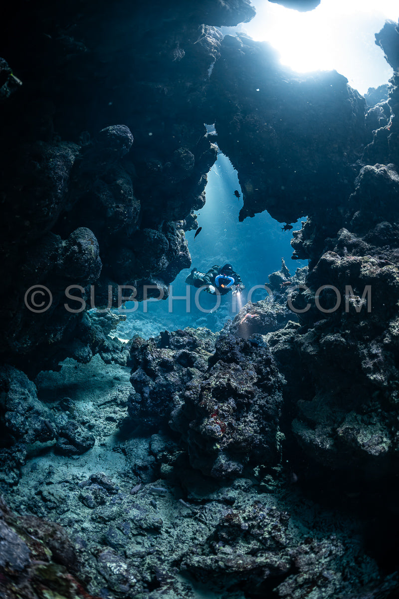 Photo de Plongeur avec recycleur visitant la grotte de Sha'ab Claudio Mer Rouge Egypte