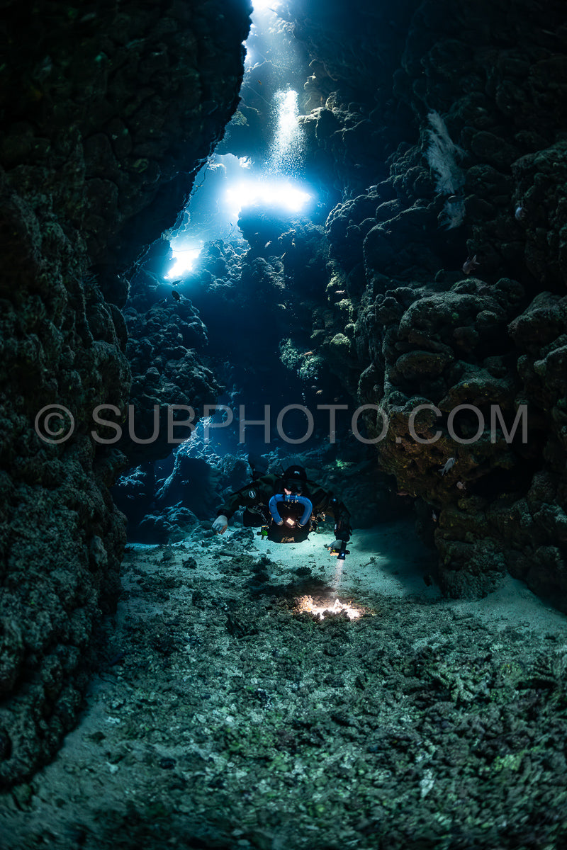 Photo de Plongeur avec recycleur visitant la grotte de Sha'ab Claudio Mer Rouge Egypte
