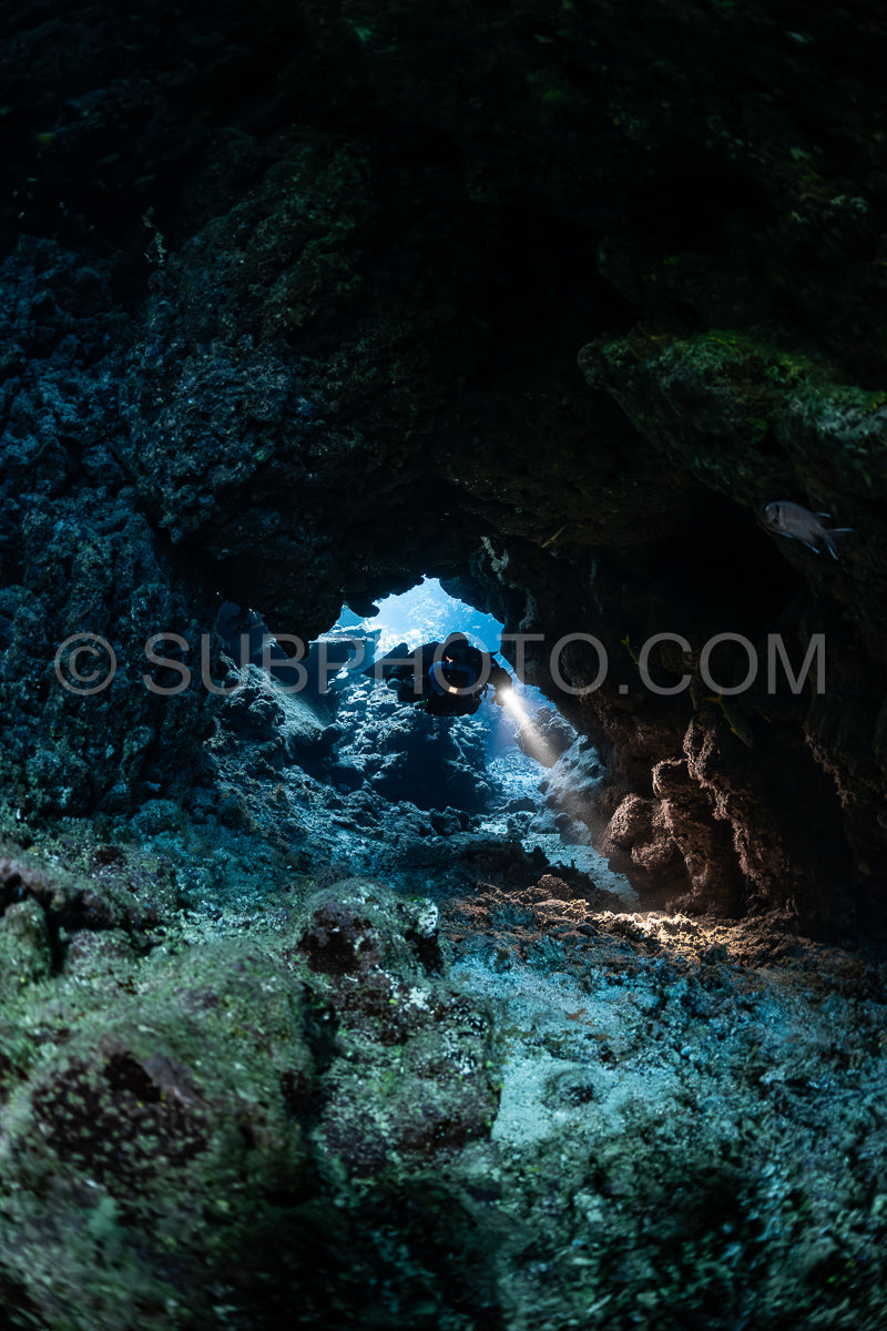 Photo de Plongeur avec recycleur visitant la grotte de Sha'ab Claudio Mer Rouge Egypte