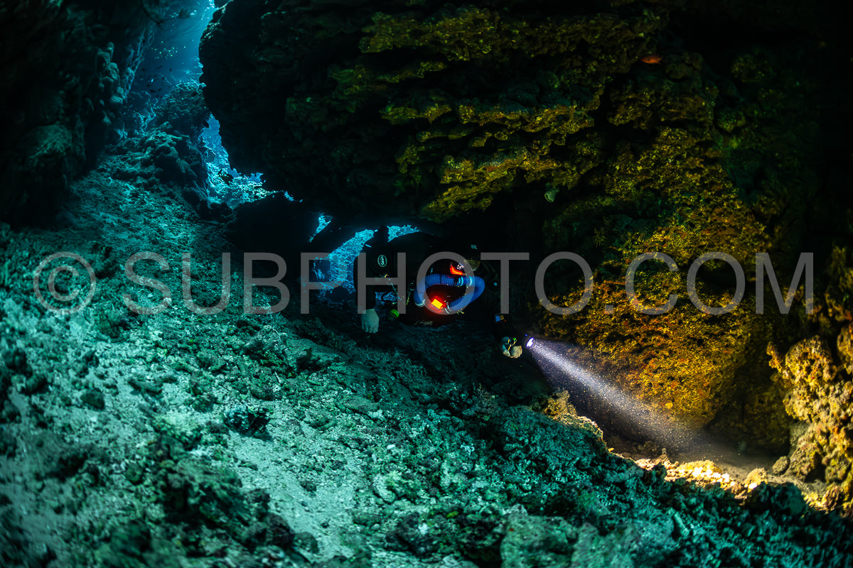 Photo de Plongeur avec recycleur visitant la grotte de Sha'ab Claudio Mer Rouge Egypte