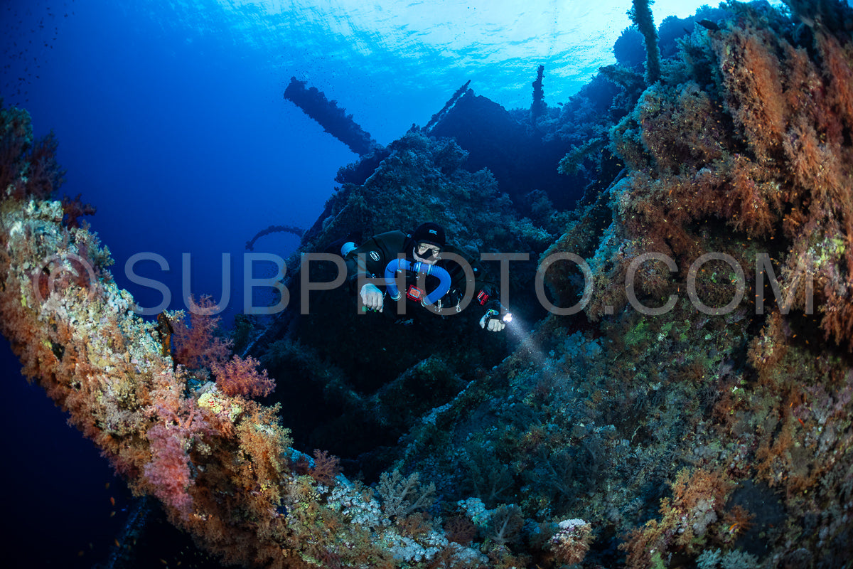 Photo de Plongeur Tek avec un recycleur visitant l'épave Numibia sur l'île de Big Brother Mer Rouge Egypte