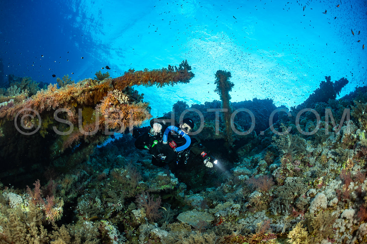 Photo de Plongeur Tek avec un recycleur visitant l'épave Numibia sur l'île de Big Brother Mer Rouge Egypte