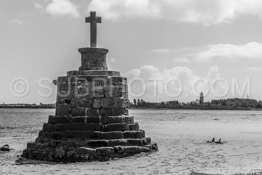 Refuge cross in le grand Traict- low tide- Le Croisic- Bretagne- France