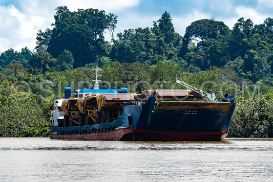 Photo de Bateau transportant d'énormes camions pour le transport du charbon à Berau - Kalimantan