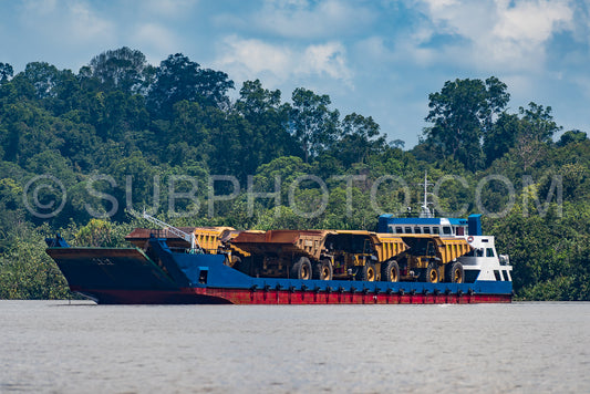 Photo de Bateau transportant d'énormes camions pour le transport du charbon à Berau - Kalimantan