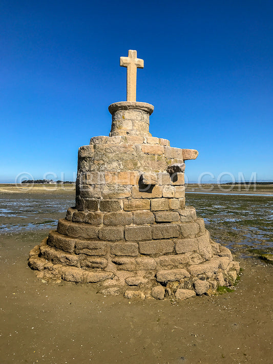 Refuge cross in le grand Traict- low tide- Le Croisic- Bretagne- France
