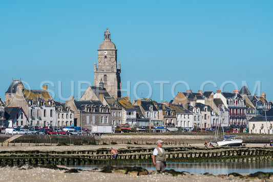 Le Croisic church at low tide