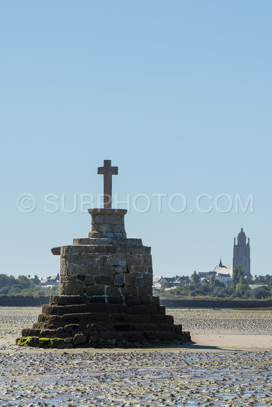 Refuge cross in le grand Traict- low tide- Le Croisic- Bretagne- France