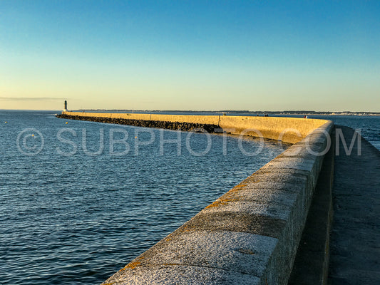 Le Croisic lighthouse at dusk