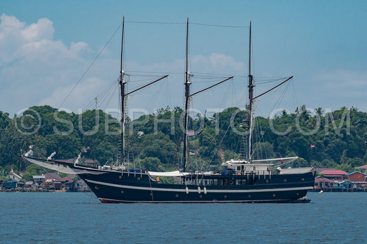 Photo de bateau traditionnel en bois dans le port de Sorong- Raja Ampat- Indonésie