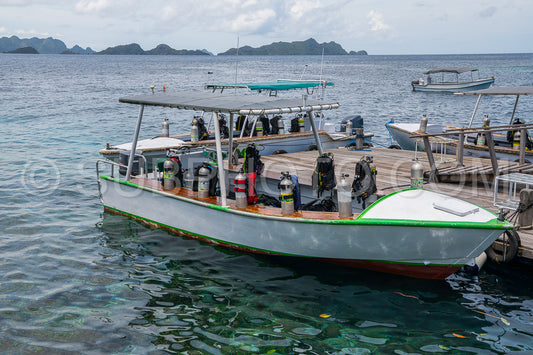 Photo de Bateau de plongée avec équipement de plongée dans les Raja Ampat - Indonésie