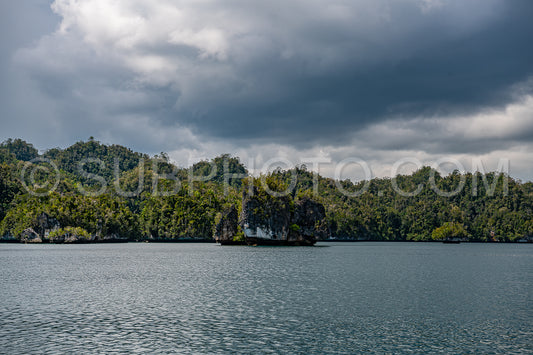 Photo de Waigeo- Kri- Mushroom Island- groupe de petites îles dans un lagon bleu peu profond- Raja Ampat- Papouasie occidentale- Indonésie