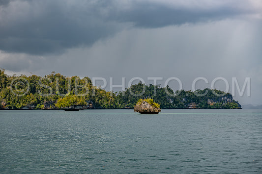 Photo de Waigeo- Kri- Mushroom Island- groupe de petites îles dans un lagon bleu peu profond- Raja Ampat- Papouasie occidentale- Indonésie