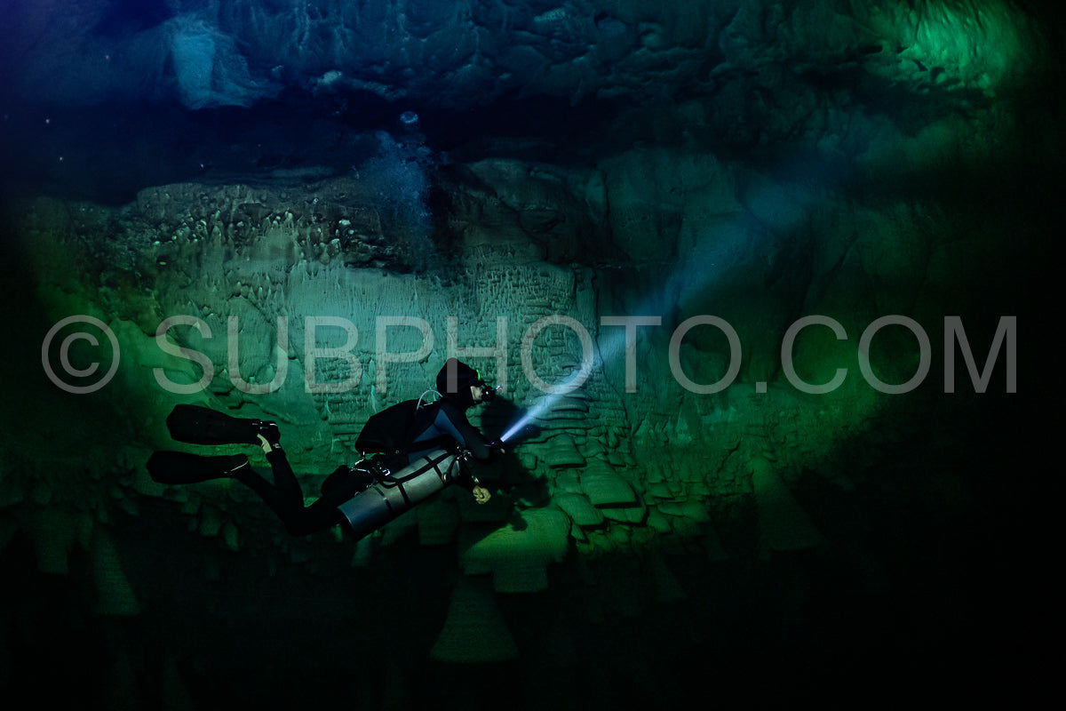 Photo de instructeur de plongée spéléo dirigeant un groupe de plongeurs dans un cenote mexicain sous l'eau