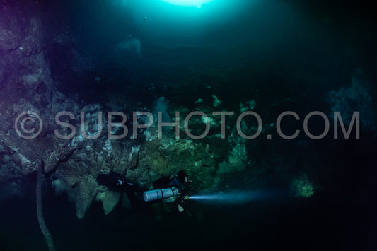 Photo de instructeur de plongée spéléo dirigeant un groupe de plongeurs dans un cenote mexicain sous l'eau