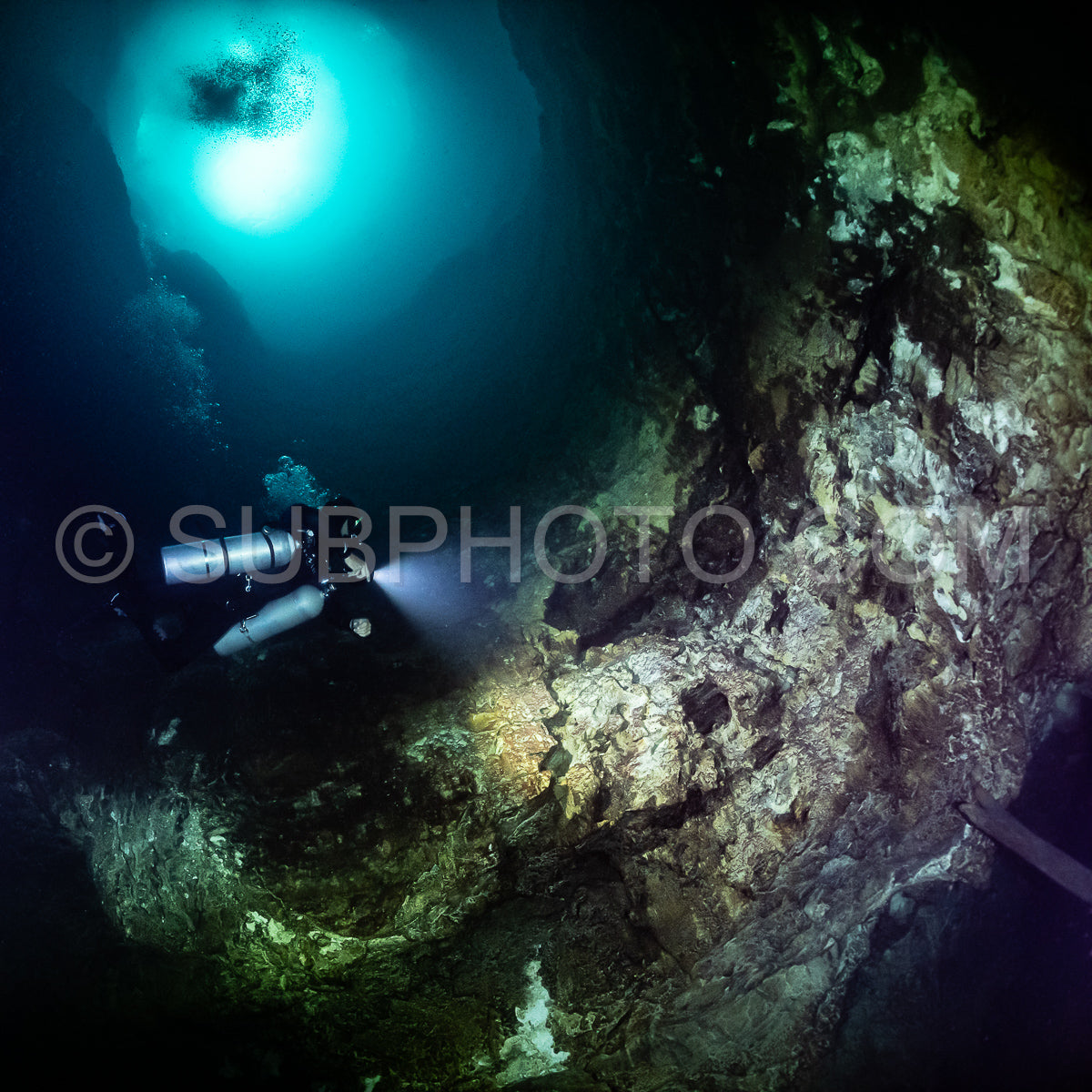 Photo de instructeur de plongée spéléo dirigeant un groupe de plongeurs dans un cenote mexicain sous l'eau