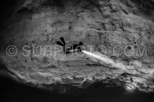 Photo de instructeur de plongée spéléo dirigeant un groupe de plongeurs dans un cenote mexicain sous l'eau