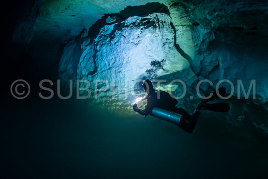 Photo de instructeur de plongée spéléo dirigeant un groupe de plongeurs dans un cenote mexicain sous l'eau