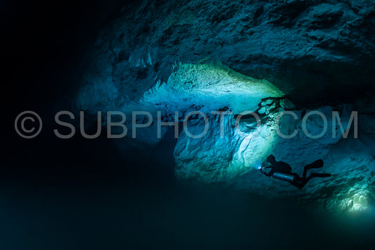 Photo de instructeur de plongée spéléo dirigeant un groupe de plongeurs dans un cenote mexicain sous l'eau