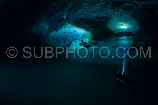 Photo de instructeur de plongée spéléo dirigeant un groupe de plongeurs dans un cenote mexicain sous l'eau