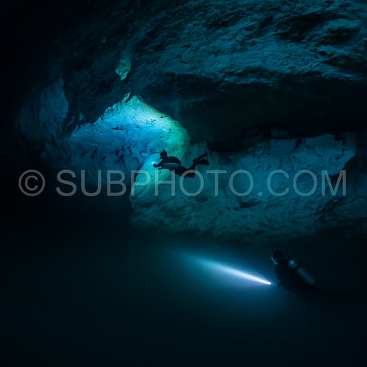 Photo de instructeur de plongée spéléo dirigeant un groupe de plongeurs dans un cenote mexicain sous l'eau