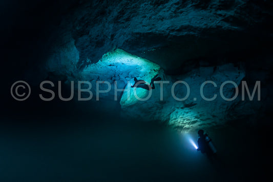Photo de instructeur de plongée spéléo dirigeant un groupe de plongeurs dans un cenote mexicain sous l'eau