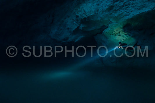 Photo de instructeur de plongée spéléo dirigeant un groupe de plongeurs dans un cenote mexicain sous l'eau
