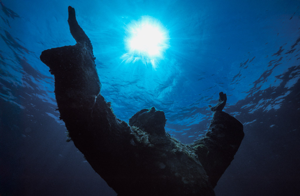Statue du Christ des Abysses en silhouette face au soleil, contre-plongée, Key Largo, Floride, États-Unis