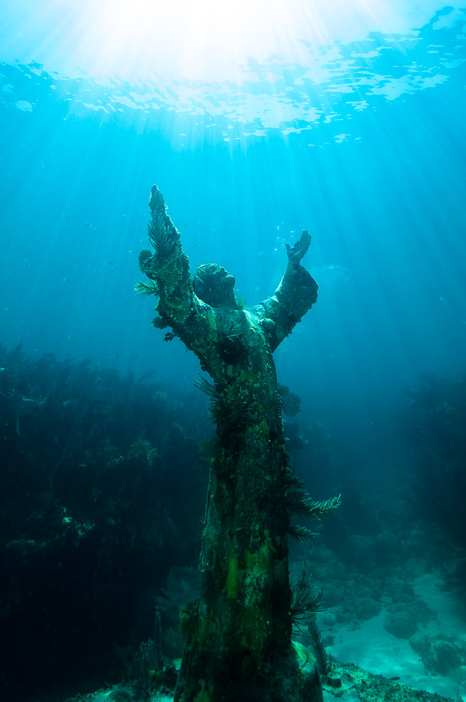 Statue du Christ des Abysses en entier dans l’eau turquoise sous les rayons, Key Largo, Floride, États-Unis