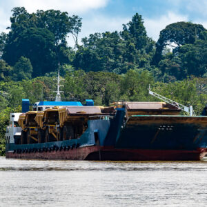 Barge de débarquement transportant des tombereaux miniers jaunes géants, vue de proue, Maratua, Kalimantan (Bornéo), Indonésie