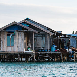 Vieille maison en bois sur pilotis aux planches grises, bouée devant, Misool, Raja Ampat, Indonésie