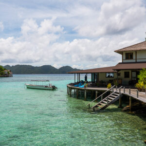Bâtiment d’hôtel sur pilotis avec escalier descendant dans un lagon turquoise, Misool, Raja Ampat, Indonésie