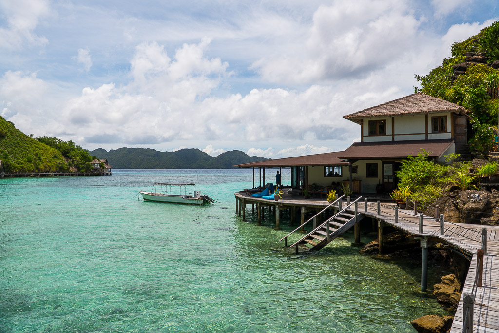 Bâtiment d’hôtel sur pilotis avec escalier descendant dans un lagon turquoise, Misool, Raja Ampat, Indonésie