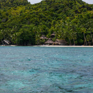 Vue large de villas de plage sous une colline couverte de jungle, Misool, Raja Ampat, Indonésie