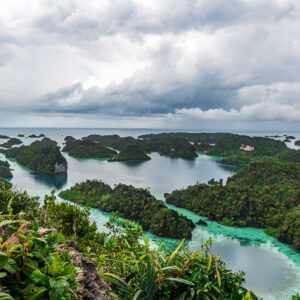 Vue large d’un dédale d’îles karstiques et de chenaux, ciel nuageux, Misool, Raja Ampat, Indonésie