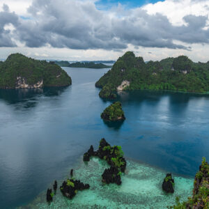 Vue verticale d’un belvédère sur un lagon sombre parsemé de rochers karstiques, Misool, Raja Ampat, Indonésie