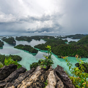 Averse sur les îles karstiques vue depuis un sommet rocheux, Misool, Raja Ampat, Indonésie