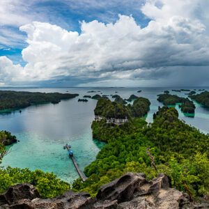 Vue panoramique sur les îles karstiques et les lagons depuis un sommet rocheux, Misool, Raja Ampat, Indonésie